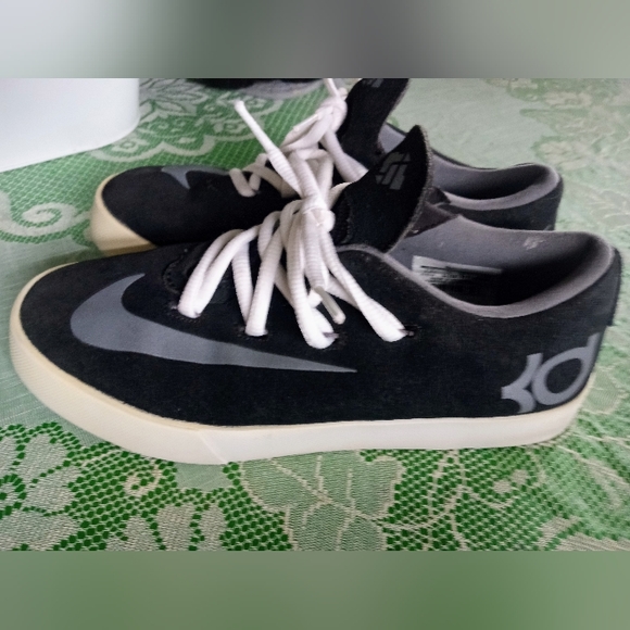 Nike boys shoes. Size 4.5 Y - Picture 5 of 7